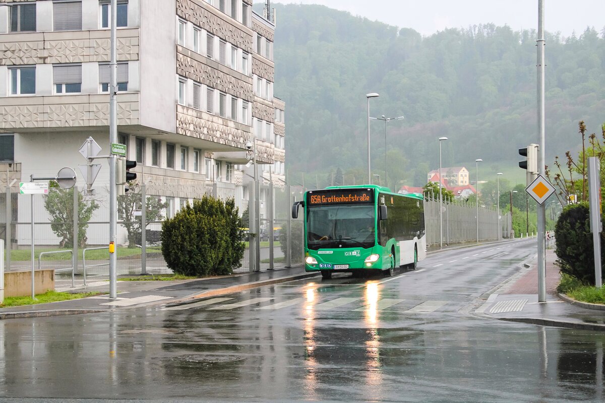 Graz. Der Wagen 88 der Graz Linien ist hier an diesem verregneten 08.05.2023 als Linie 65A in Grottenhof zu sehen.