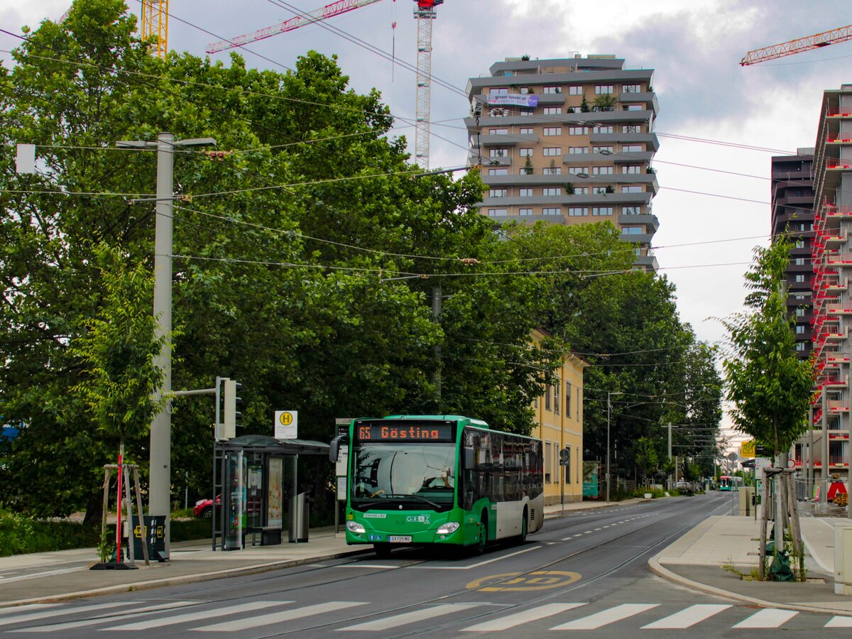 Graz. Der Wagen mit der Nummer 130 ist einer der zwei Einzigen Citaro 2 EEV 12m bei den Graz Linien. Am 01.07.2023 war dieser auf der Linie 65, hier im Norden von Reininghaus.