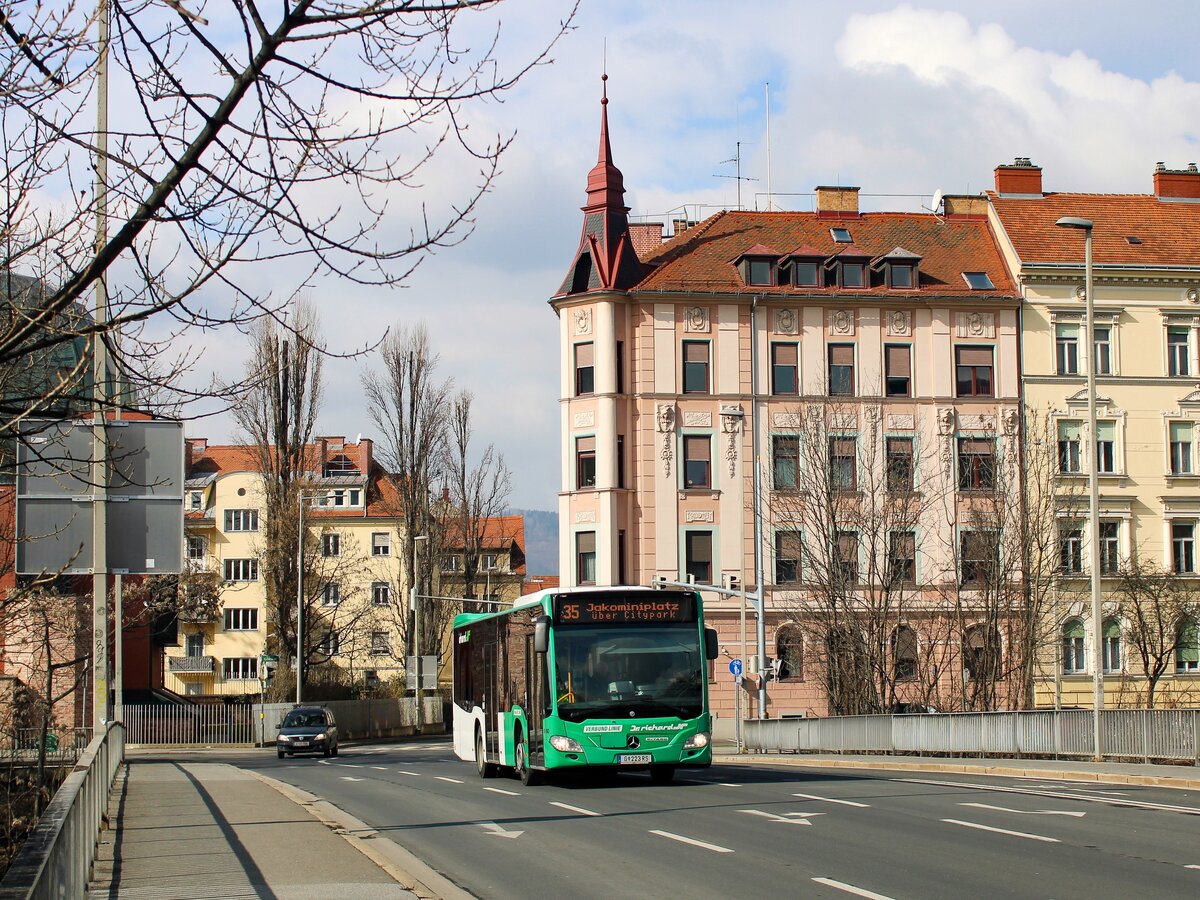 Graz. Der Watzke W1080 war am 03.03.2023 auf der Linie 35 von Don Bosco zum Jakominiplatz unterwegs, hier auf der Augartenbrücke.