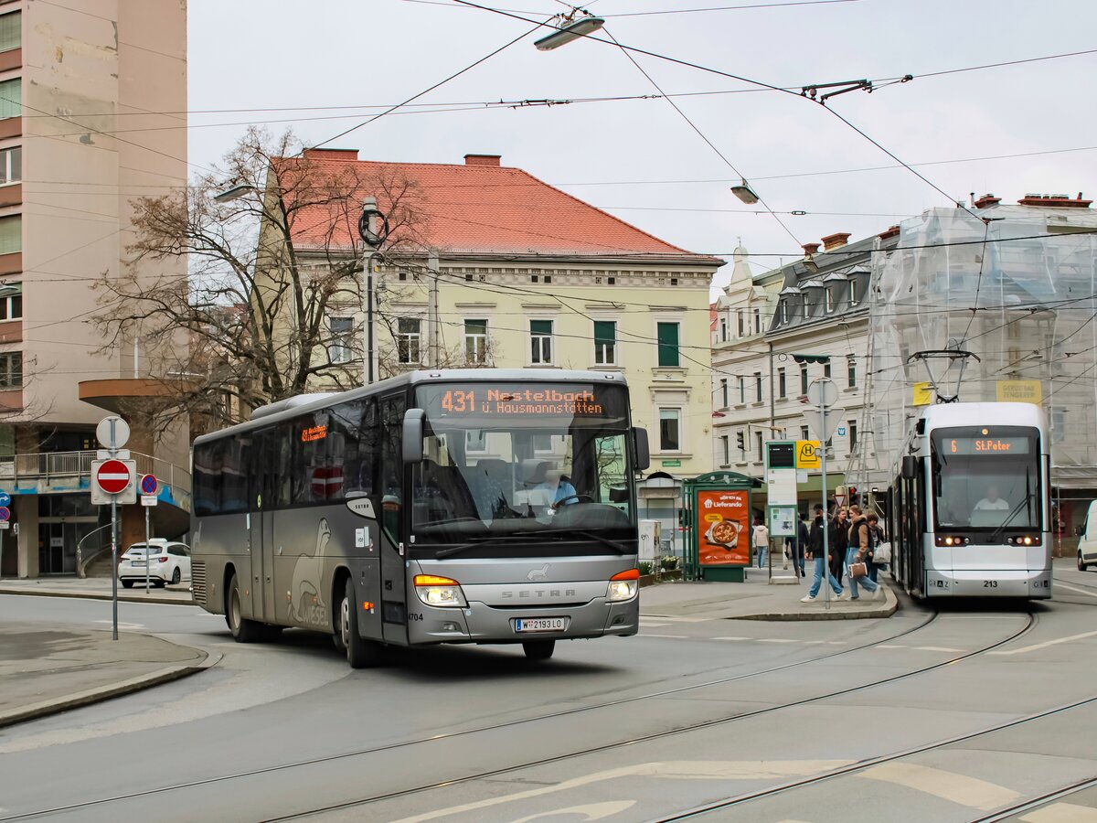 Graz. Der Wieselbus W4704 ist hier am 25.03.2023 als Linie 431 am Dietrichsteinplatz zu sehen.