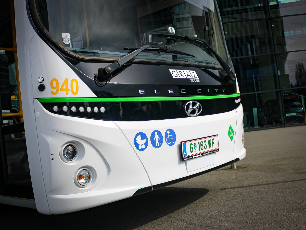 Graz. Detailaufnahme: Seit Juni 2022 sind die Graz Linien im Besitz eines Hyundai ELEC CITY Fuel Cell. Im Zuge der Automesse  MotionExpo 2023  wurde der Bus der Öffentlichkeit Präsentiert, hier am 10.03.2023 vor der Grazer Stadthalle.