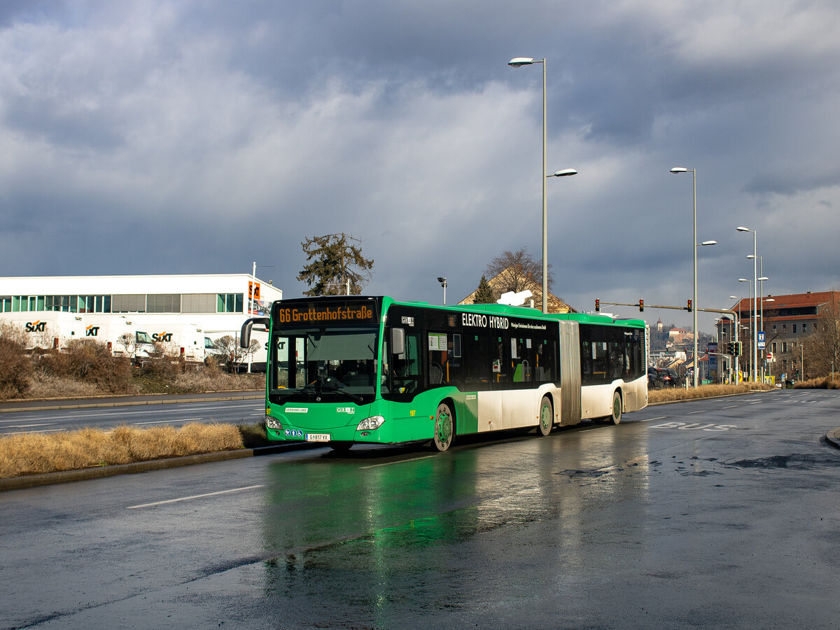 Graz. Die Autobuslinie 66 wurde in Graz kürzlich auf Gelenkbusse umgestellt. Wagen 197 ist hier am 23.01.2024 in Don Bosco zu sehen.