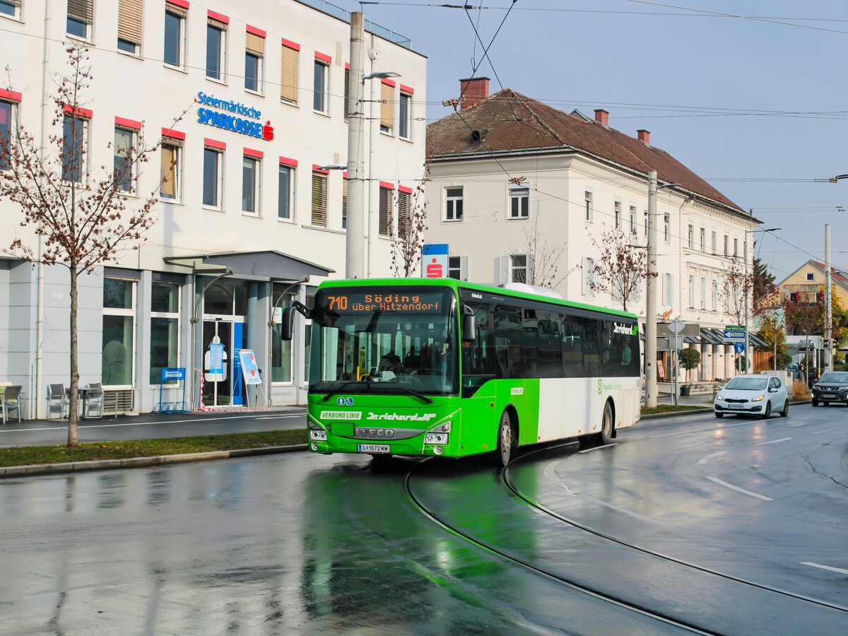 Graz. Die Linie 710 zwischen Graz und Söding-Mooskirchen, teilen sich die Autobusunternehmen Graz-Köflacher-Bahn und Dr. Richard Steiermark. Zweiteres war am 18.11.2022 mit einem Iveco Crossway Pro LE auf besagter Linie unterwegs, der Bus konnte von mir kurz vor dem Einbiegen in die Karl-Morre-Straße fotografiert werden.