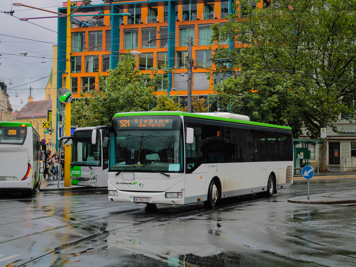 Graz. Die meiner Meinung nach schönsten Überlandbusse im Fuhrpark von Dr. Richard Steiermark sind Irisbus Crossway mit VOR-Lackierung (Verkehrsverbund Ostregion), welche Ende 2021 nach Graz überstellt wurden. Einen davon, den Dr. Richard W4530, konnte ich am regnerischen 28.05.2022 am Jakominiplatz als Linie 521 fotografieren.