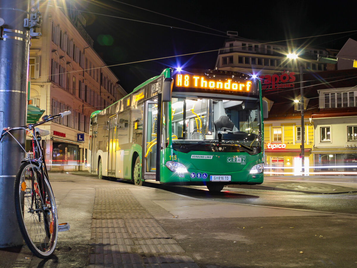 Graz. Die Nacht vom 25. auf 26.03.2023 nutzte ich, um am Jakominiplatz Nachtbusfotos zu machen. Der Wagen 115 ist hier als Linie N8 am besagten Platz nach Thondorf zu sehen.