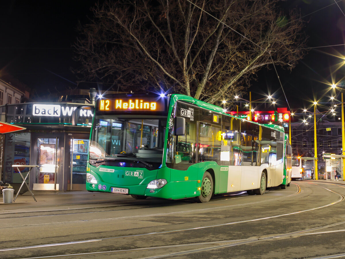 Graz. Die Nacht vom 25. auf 26.03.2023 nutzte ich, um am Jakominiplatz Nachtbusfotos zu machen. Der Wagen 124 ist hier als Linie N2 am besagten Platz nach Webling zu sehen.