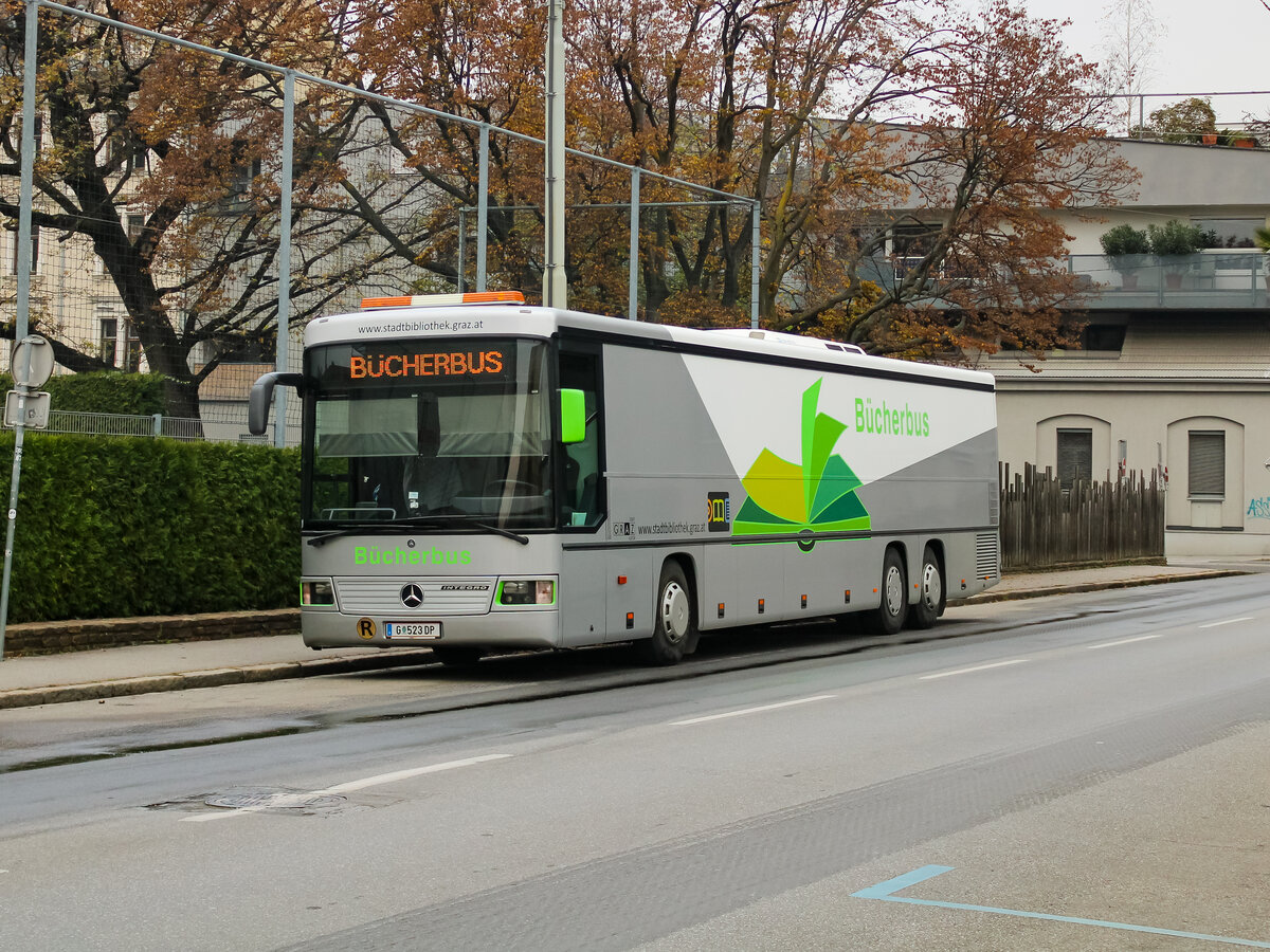 Graz. Die Stadtbibliothek Graz ist im Besitz von einem Bücherbus, welcher an Werktagen verschiedene Haltestellen in Graz anfährt. An 14.11.2022 konnte der Bus von mir bei der Haltestelle vor der Brockmannschule fotografiert werden.