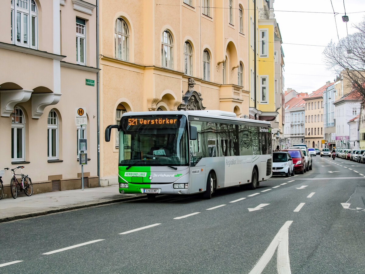 Graz. Ein Irisbus Crossway von Dr. Richard steht hier am 17.02.2023 als Verstärkerwagen der Linie 521 am Dietrichsteinplatz.