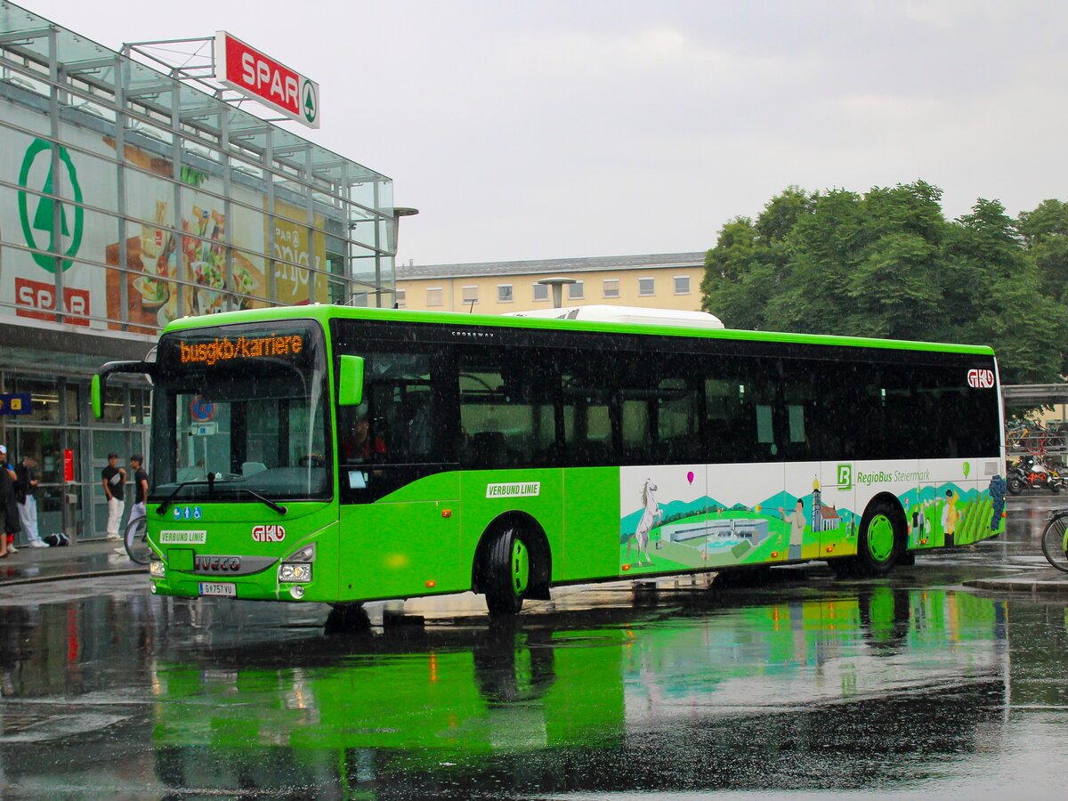 Graz. Ein Iveco Crossway der GKB trägt eine Werbefolie für die Weststeiermark. Am 01.07.2023 konnte ich diesen als Dienstfahrt am Europaplatz fotografieren.