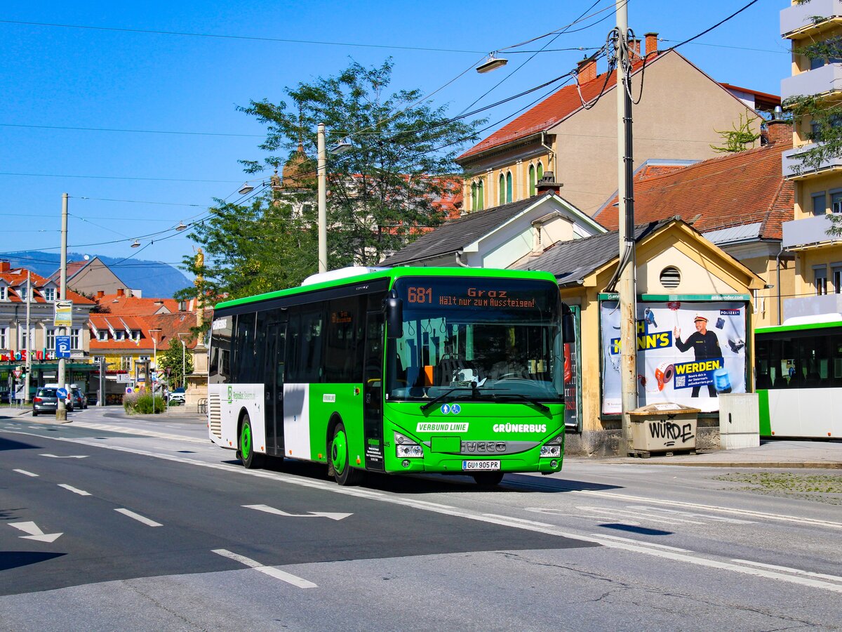 Graz. Ein Iveco Crossway von Grünerbus ist hier am 14.08.2023 als Linie 681 am Griesplatz zu sehen.