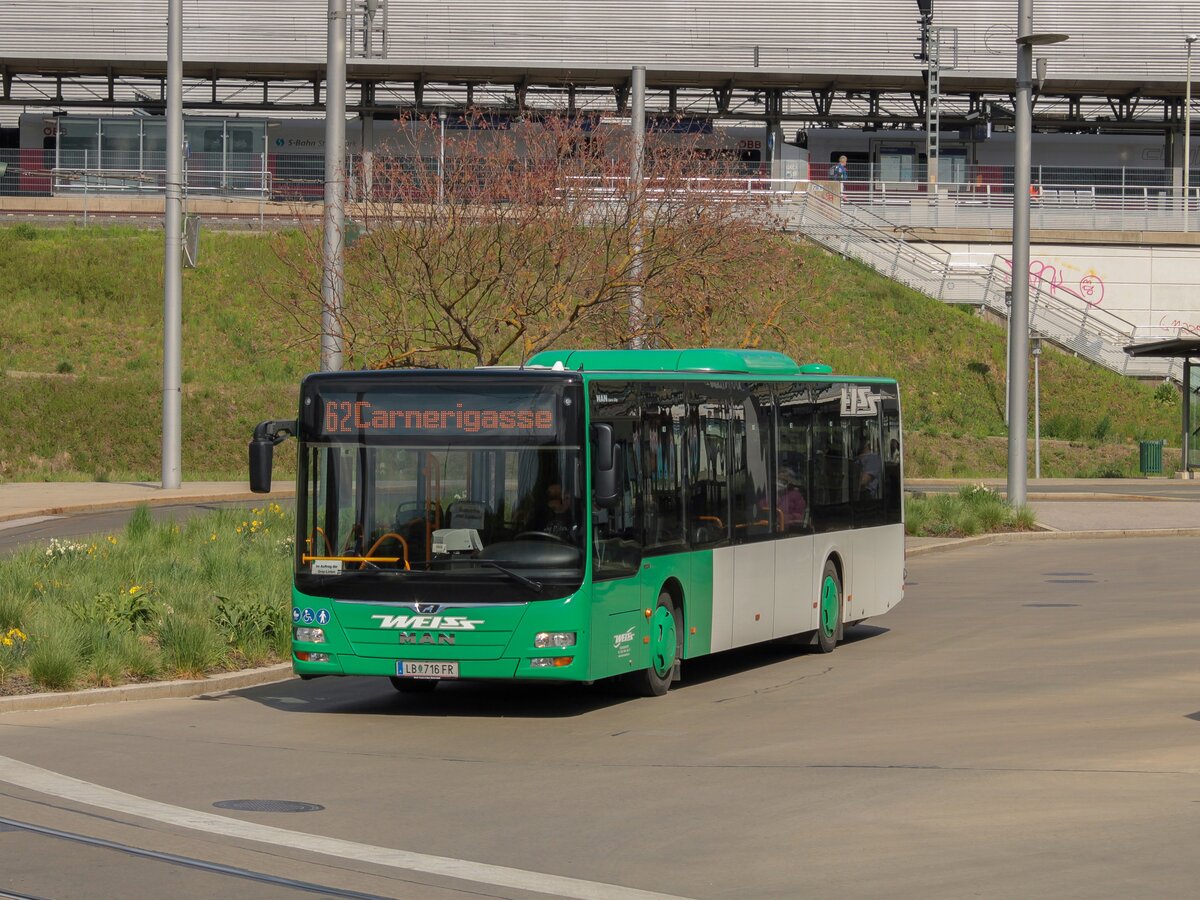 Graz. Ein MAN Lions City von Weiss verlässt hier am 03.05.2021 als Linie 62 den Busbahnhof Puntigam.