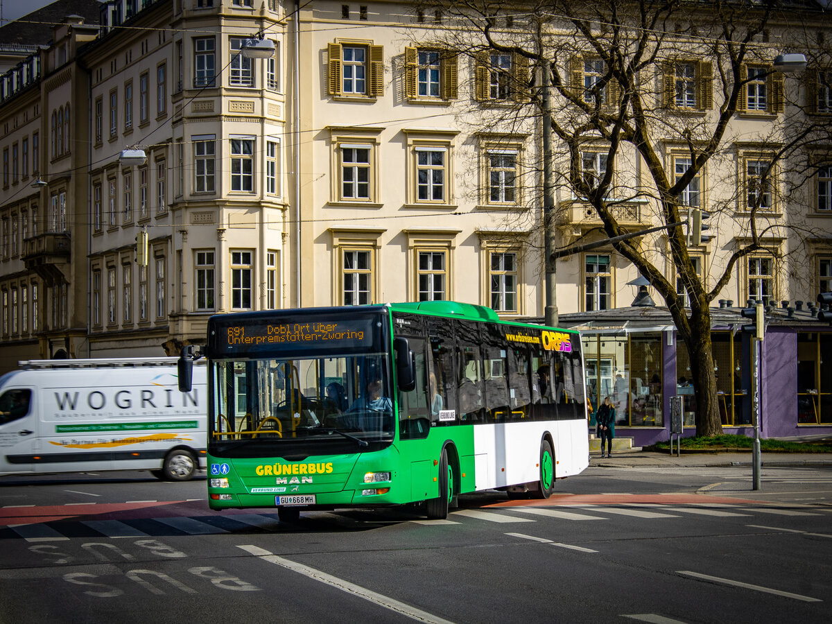 Graz. Ein MAN Lion's City von Grünerbus, ist hier an diesem kalten 14.03.2024, beim einbiegen auf die Radetzkybrücke zu sehen.