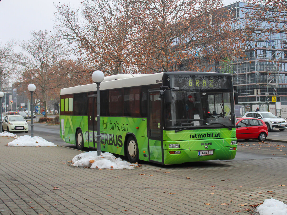 Graz. Ein MAN SÜ 313 von ISTmobil steht hier am 28.12.2021 vor dem Grazer Ostbahnhof.