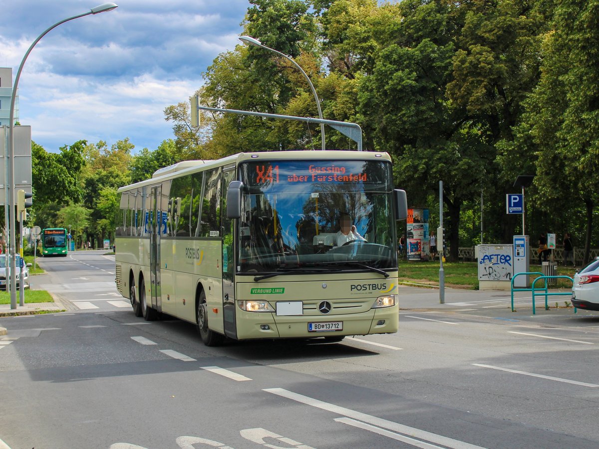 Graz. Ein Mercedes Benz Integro war am 18.05.2020 aur der Schnellbuslinie X41 unterwegs, hier am Rossegerkai 