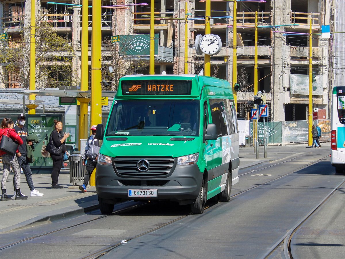 Graz. Ein Mercedes-Benz Sprinter von Watzke fährt hier am 09.04.2021 als Dienstfahrt über den Jakominiplatz.