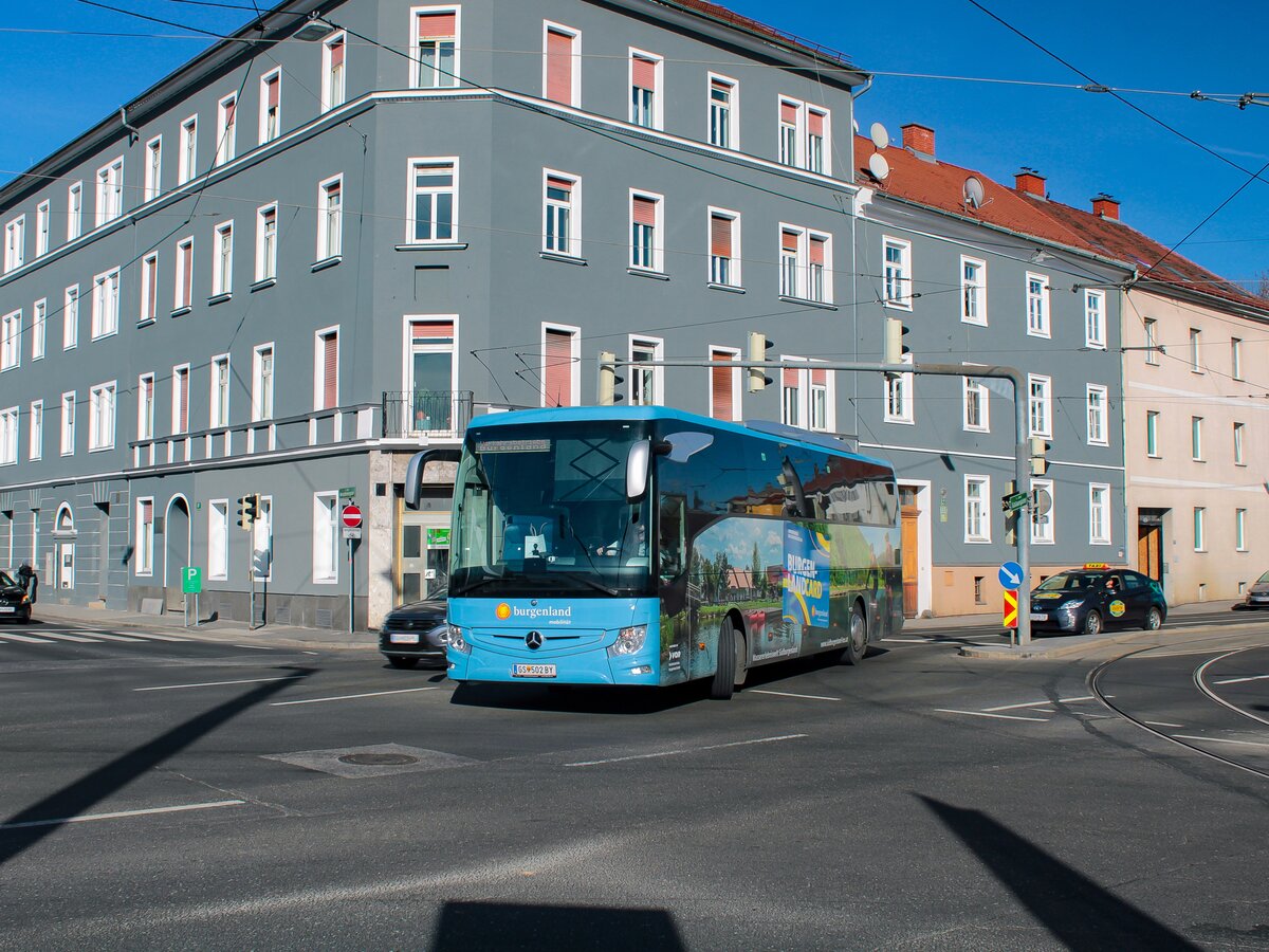 Graz. Ein Mercedes-Benz Tourismo von der Verkehrsbetriebe Burgenland biegt hier am 21.02.2023 in die Hergottwiesgasse ein.