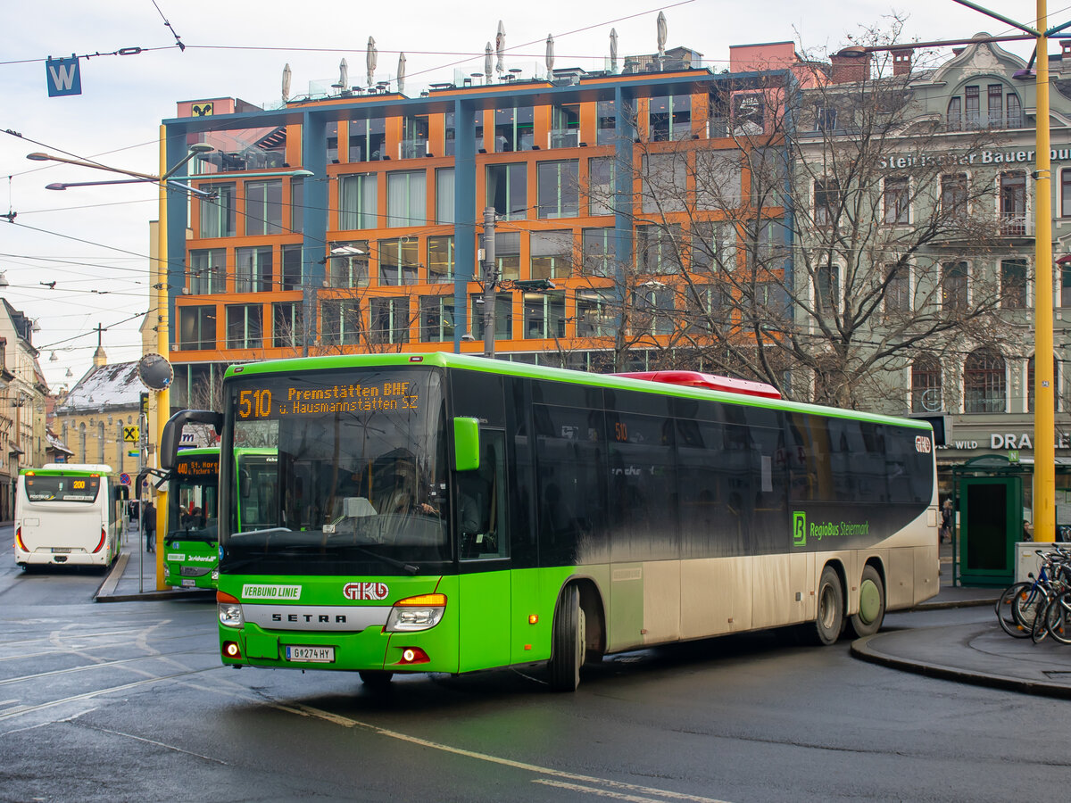 Graz. Ein Setra S418 LE der GKB ist hier am 12.12.2023 als Linie 510 beim Verlassen des Jakominiplatz in Richtung Premstätten zu sehen.