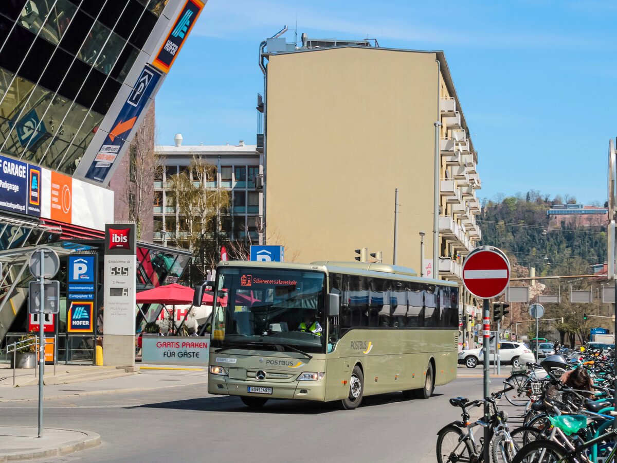 Graz. Ein Unikat beim größten Busunternehmen Österreichs ist der Postbus BD 13493. Bei diesem Bus handelt es sich um einen Mercedes Tourismo RH, welcher den Mercedes Integro Ü nahezu 1:1 ähnlich sieht. Von diesem Bus wurden nur sehr wenige von der ÖBB Postbus GmbH gekauft, am 12.04.2022 konnte ich einen davon als SE 501 nach Gratwein-Gratkorn am Europaplatz ablichten.