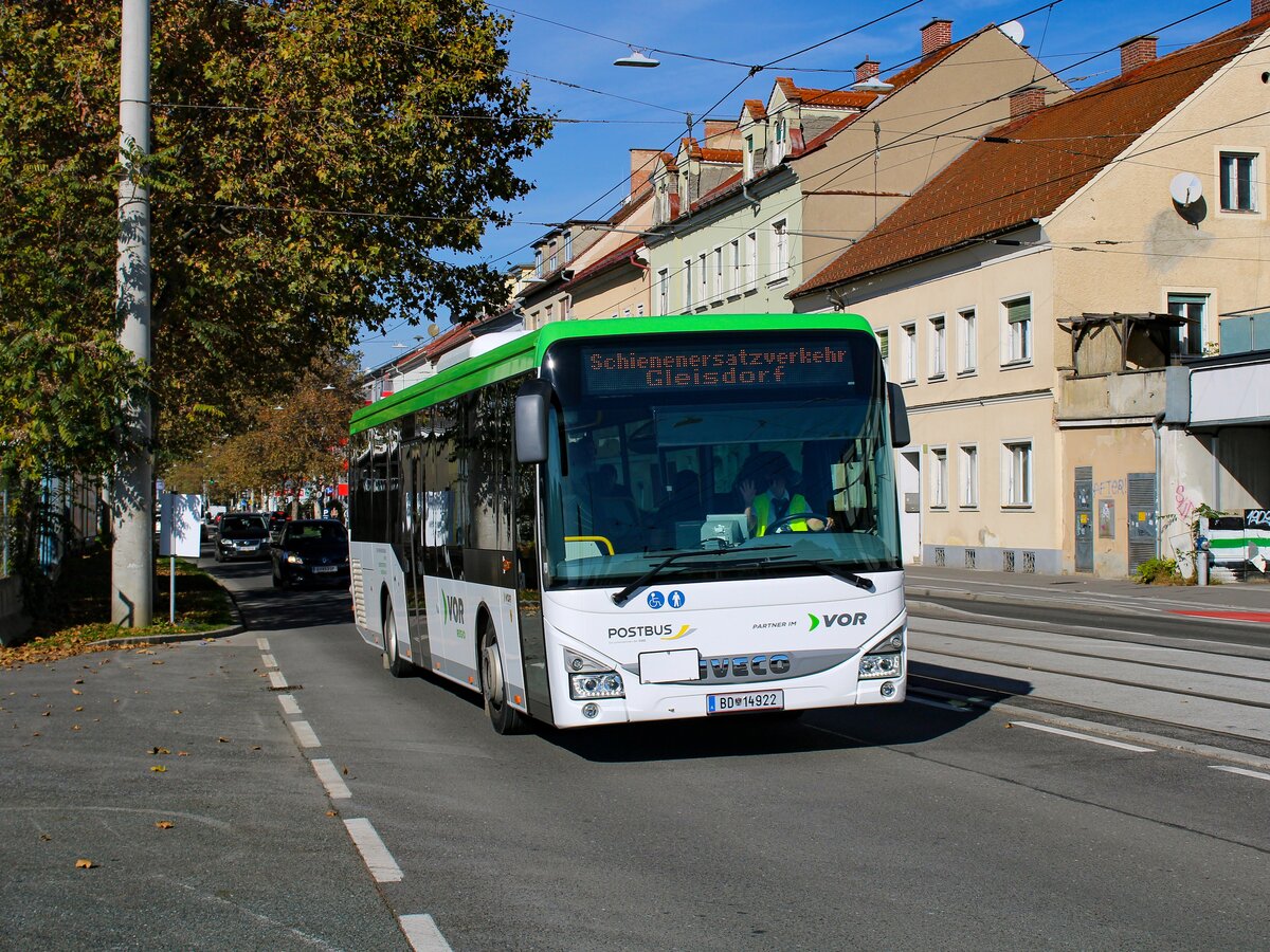 Graz. Eine Besonderheit in der Postbus Verkehrsstelle Graz sind die beiden Postbusse  BD 14921  und  BD 14922 . Diese beiden Iveco Crossway City wurden im Spätsommer 2022 von St. Pölten nach Graz überstellt, da diese in Niederösterreich nicht mehr gebraucht wurden. Die Folierung seines ursprünglichen Verkehrsverbundes, dem Verkehrsverbund Ostregion, blieb allerdings bestehen. Der BD 14922 hatte in den steirischen Herbstferien 2022 die Ehre, am Schienenersatzverkehr zwischen Graz und Gleisdorf zu pendeln. Auf diesem konnte ich den Bus am 28.10.2022, in der Conrad-von-Hötzendorf-Straße als ES3/19714 ablichten.