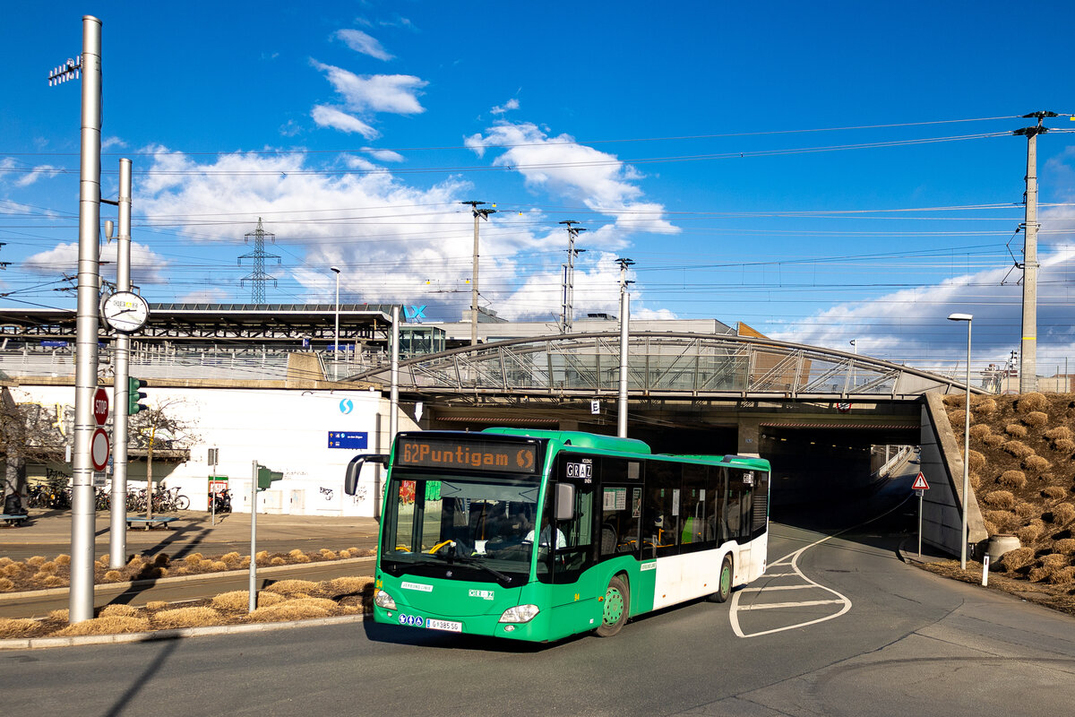 Graz. Einen der ersten fr�hlingshaften Tage in Graz gab es am 17. Februar 2026. Ein Citaro der Graz Linien erreicht hier die Wendeschleife Puntigam.