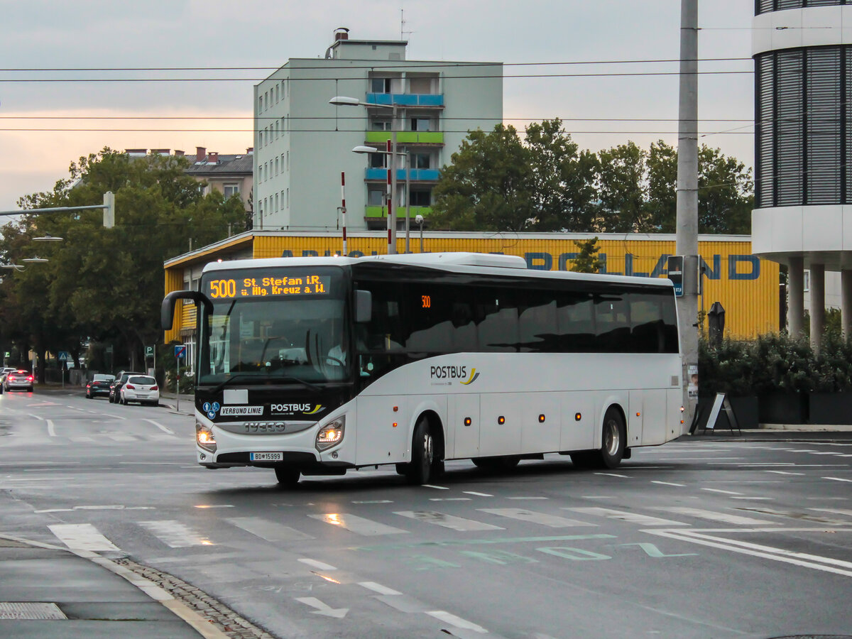 Graz. Einer der wenigen Iveco Evadys beim ÖBB Postbus in Graz, ist hier am 16.09.2021 bei der Messe zu sehen.