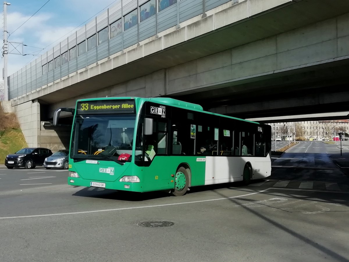 Graz. Ende 2018 fuhr Wagen 63 der Graz Linien auf der
Linie 33, hier beim Bahnhof Graz Don Bosco.
Dieses Bild zweimal nostalgisch, denn die Endstation
Eggenberger Allee gibt es nicht mehr und die Busse O 530
und O530 G gibt es in Graz auch nicht mehr. 