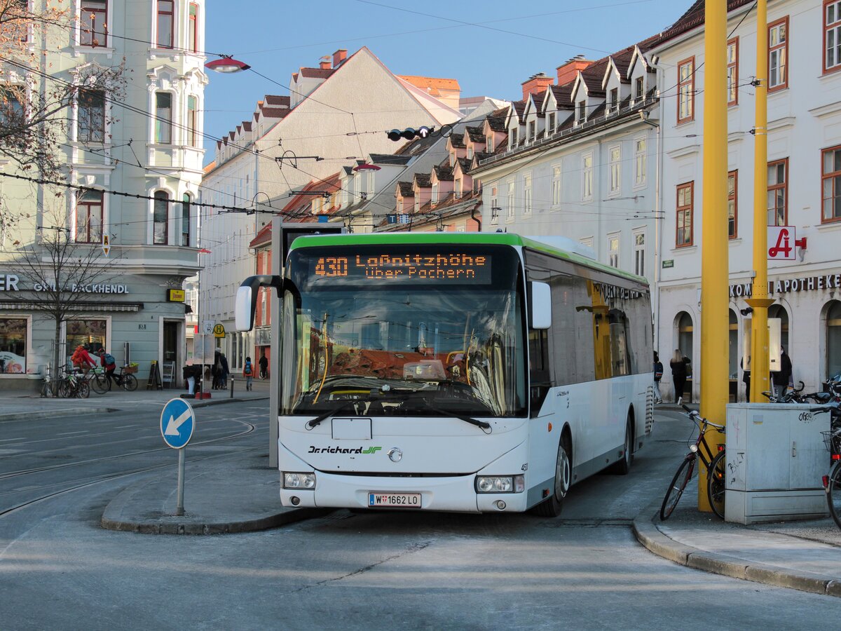 Graz. Ende 2021 kommt es zu massiven Fahrzeugmängeln, vor allem bei den Unternehmen Watzke und der Graz-Köflacher-Bahn sowie der ÖBB. Die Firma Watzke entschloss sich, aus diesem Grund gebrauchte Busse von Dr. Richard nach Graz zu umstationieren.  Einer davon ist der W4530, dieser steht hier am 21.01.2022 am Jakominiplatz als Linie 440.
