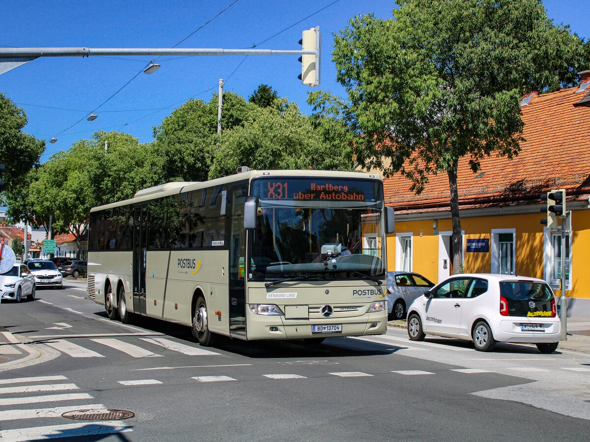 Graz. Fleißig fahren sie, die Integro L des Österreichischen Postbus. Mit der Bestellung der neuen Mercedes-Intouro Facelift, dürften allerdings im Herbst 2022 einige EEV- und €5 Busse der Integro-Reihe ausgemustert werden.
An diesem sonnigen 10.08.2022, konnte ich den Wagen 13704 als Schnellbus X31, kurz vor der Hasenheide in Fahrtrichtung Hartberg fotografieren.