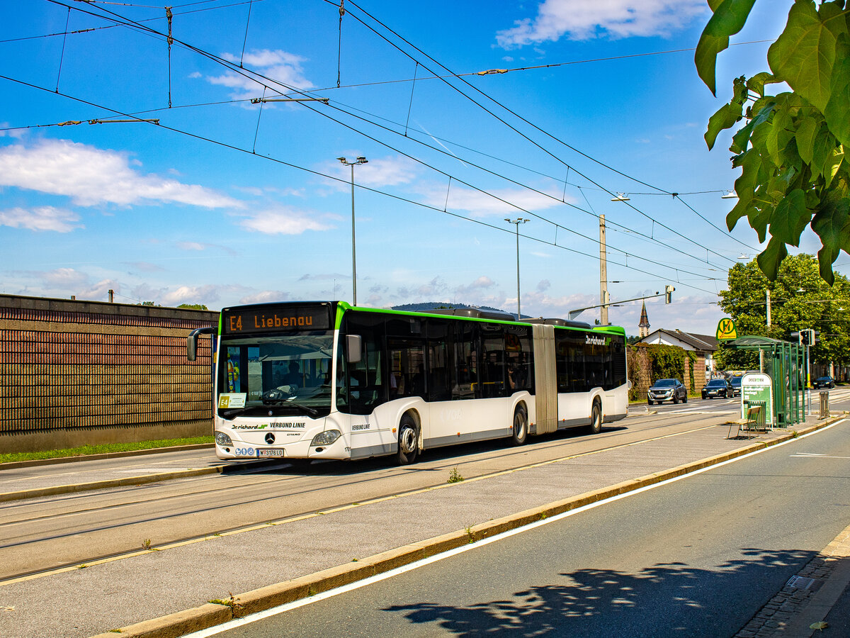 Graz. Für drei Wochen, von Mitte Juni bis Mitte Juli 2024, wird die Straßenbahnlinie 4 im Schienenersatzverkehr geführt. Aufgrund von akutem Kapazitätsmangel, verkehrt am Schienenersatz die Firma Dr. Richard mit drei gebrauchten Gelenkbussen aus Wien, die extra nach Graz überstellt wurden.

Der Dr. Richard Wagen 1701 ist hier als E4 in Richtung Liebenau, bei der Haltestelle Jauerburggasse zu sehen.