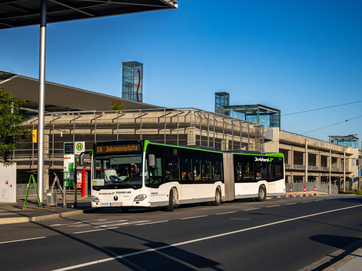 Graz. Für drei Wochen, von Mitte Juni bis Mitte Juli 2024, wird die Straßenbahnlinie 4 im Schienenersatzverkehr geführt. Aufgrund von akutem Kapazitätsmangel, verkehrt am Schienenersatz die Firma Dr. Richard mit drei gebrauchten Gelenkbussen aus Wien, die extra nach Graz überstellt wurden.

Der Dr. Richard Wagen 1701 ist hier als E4 in Richtung Jakominiplatz, bei der Haltestelle Liebenau zu sehen.