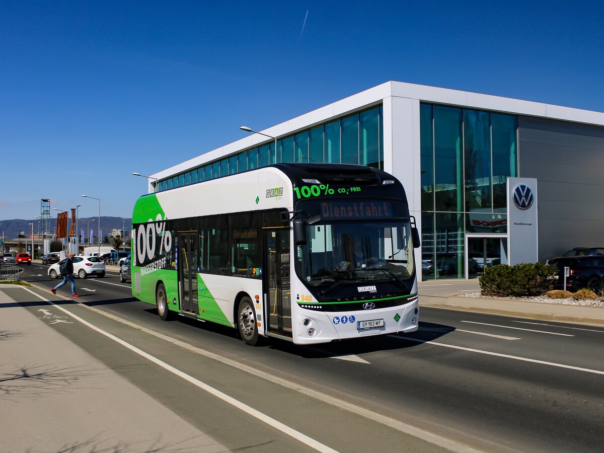 Graz. Im April 2023 begann der Fahrgasteinsatz des 1. Wasserstoffbuses der Graz Linien. Der Hyundai Elec City Fuel Cell mit der Wagennummer 940, ist hier als Linie 74 am 06.04.2023 in der Ostbahnstraße zu sehen.