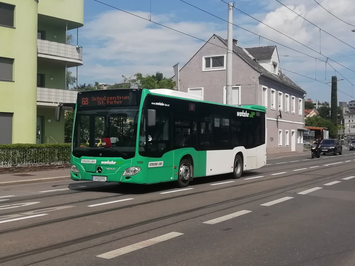 Graz. Im Frühling 2019 fuhr W 1080 von Watzke auf der
Buslinie 68. Das Foto entstand nahe des Schulz. St.
Peter.