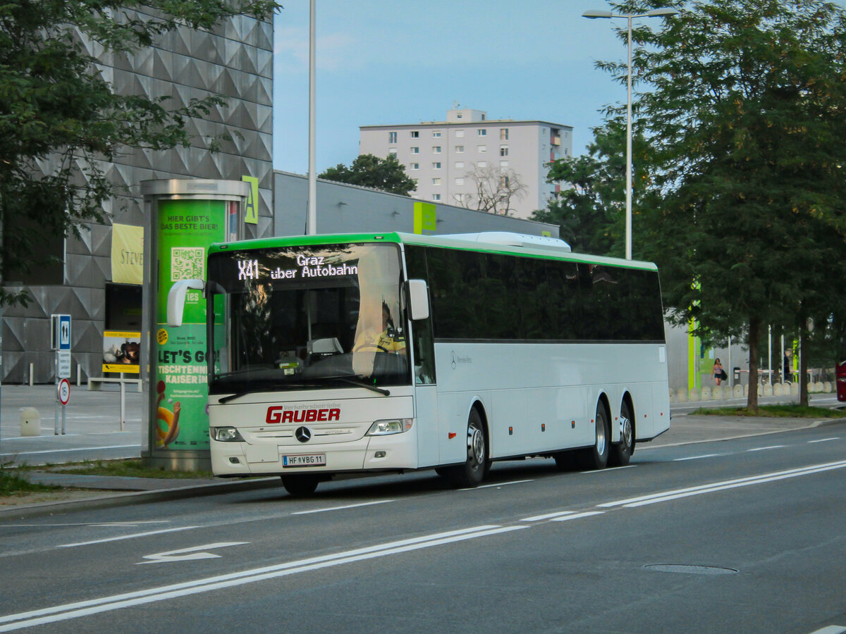Graz. Im Sommer 2021, wurde der Korridor Graz Ries von Regiobus Steiermark neu ausgeschrieben. Das Hartberg-Fürstenfelder Unternehmen <i>Verkehrsbetriebe Gruber</i>, welches schon seit Jahrzehnten in Graz unterwegs ist, hat diese Ausschreibung verloren, somit hat das Unternehmen alle Linien von und nach Graz verloren. Am 16.8.2021, konnte ich Wagen 11 des Unternehmens in der Fröhlichgasse ablichten.