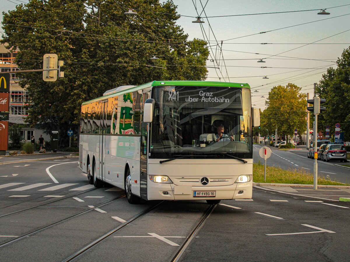 Graz. Im Sommer 2021, wurde der Korridor Graz Ries von Regiobus Steiermark neu ausgeschrieben. Das Hartberg-Fürstenfelder Unternehmen <i>Verkehrsbetriebe Gruber</i>, welches schon seit Jahrzehnten in Graz unterwegs ist, hat diese Ausschreibung verloren, somit hat das Unternehmen alle Linien von und nach Graz verloren. Am 02.09.2021 war Wagen 16 des Unternehmens schon völlig entklebt, hier bei der Fröhlichgasse.