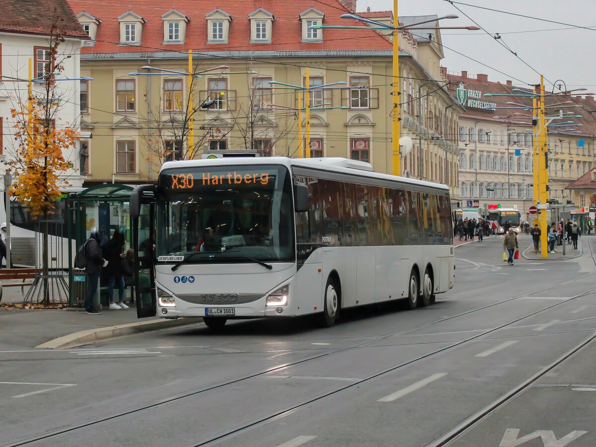 Graz. Im Sommer 2021 wurde der Korridor Graz Ries für den Regiobusverkehr ausgeschrieben. Die Ausschreibung hat die ÖBB Postbus AG gewonnen, für den Einsatz auf den neuen Linien konnten allerdings leider die bestellten Busse der Typen IVECO Crossway LE und Mercedes-Benz NEW Intouro nicht rechtzeitig ausgeliefert werden. Au diesem Grund entschied man sich, neben gebrauchten Bussen aus ganz Österreich sich auch drei IVECO Crossway LE 15m von einem Busverleih aus Ulm auszuleihen. Der Postbus UL CW 1001 ist hier am Jakominiplatz zu sehen. 
