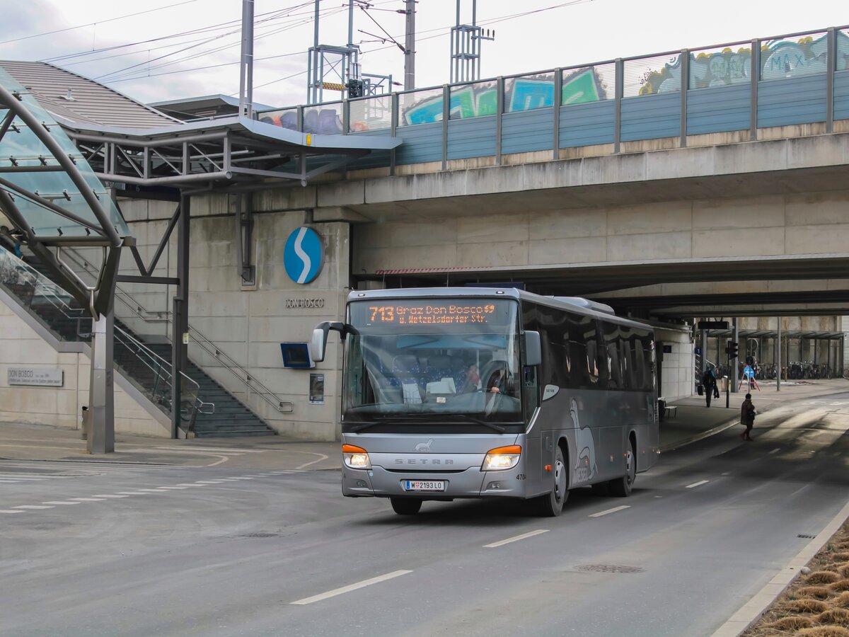 Graz. Im Sommer 2021 wurde der Korridor Voitsberg/Köflach für den Regiobusverkehr ausgeschrieben. Die Ausschreibung hat die Graz-Köflacher-Bahn und Watzke gewonnen, allerdings konnten die Unternehmen den Ausschreibungskriterien nicht gerecht werden. Aus diesem Grund wurden bei der Graz-Köflacher-Bahn einige Busse ausgemustert, und teilweise welche ausgeliehen, hauptsächlich aus dem Raum Wien/Niederösterreich: Von dort stammt auch der Wieselbus <i>W 2193 LO</i>, welcher aktuell im Raum Graz stationiert ist. Hier ist der Bus am 11.02.2022 auf der Linie 713 zu sehen, welche ebenfalls neu mit Schulbeginn 2021 eingeführt wurde.