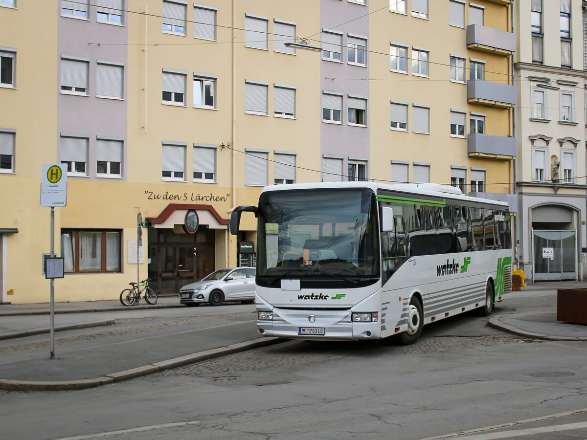 Graz. Im Sommer 2021 wurde der Korridor Voitsberg/Köflach für den Regiobusverkehr ausgeschrieben. Die Ausschreibung hat die Graz-Köflacher-Bahn und Watzke gewonnen, allerdings konnten die Unternehmen den Ausschreibungskriterien nicht gerecht werden. Aus diesem Grund wurden bei der Graz-Köflacher-Bahn einige Busse ausgemustert, und teilweise welche ausgeliehen, hauptsächlich aus dem Raum Wien/Niederösterreich: Von dort stammt auch der ex Dr. Richard <i>W 1763 LO</i>, welcher aktuell im Raum Graz stationiert ist. Hier ist der Bus am 11.02.2022 abgestellt am Griesplatz zu sehen.