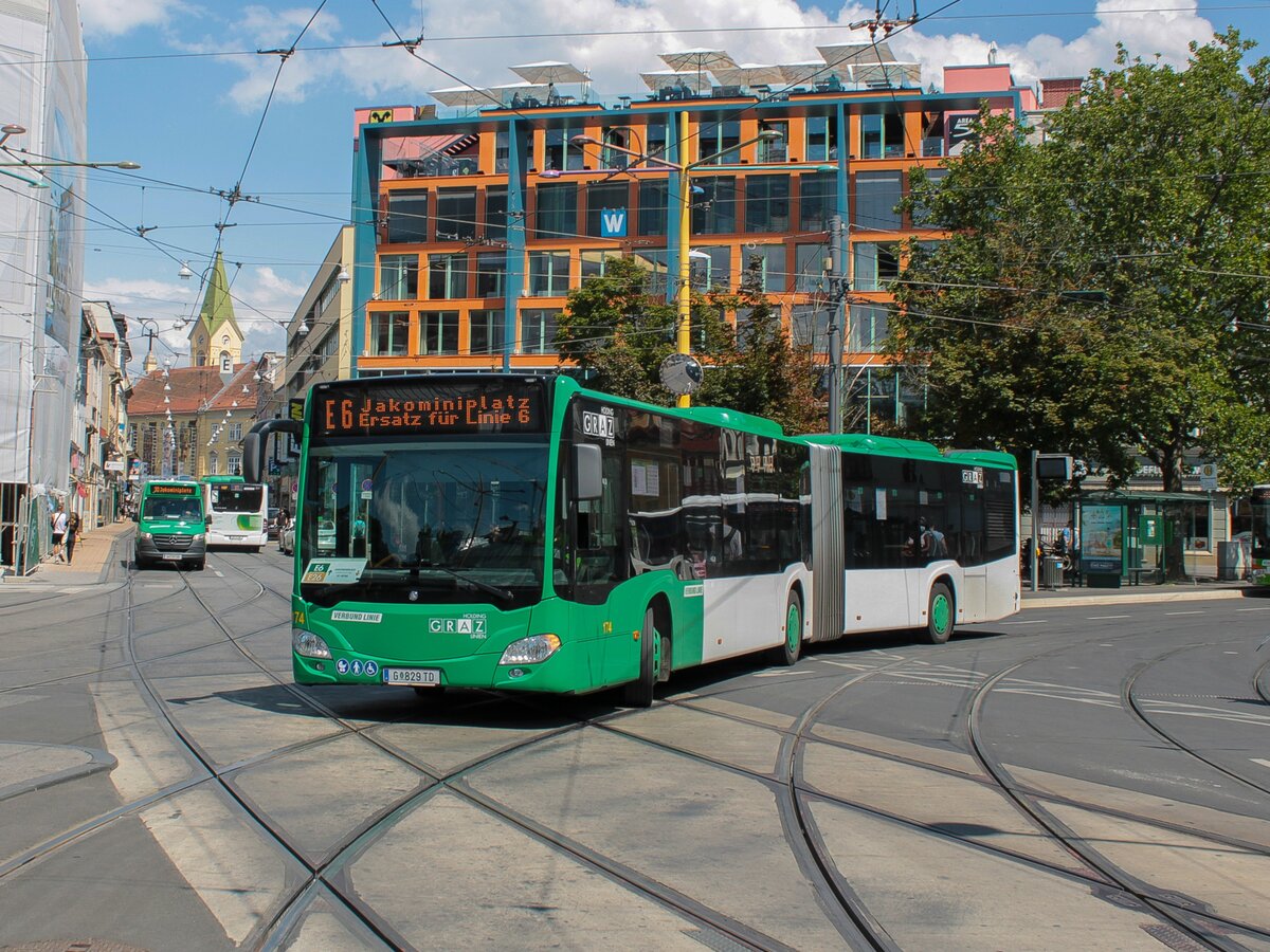 Graz. Im Sommer 2021 wurden die Linien 4 und 26 mit Schienenersatz geführt. Den Schienenersatz konnte ich am 14.7.2021 am Jakominiplatz fotografieren.
