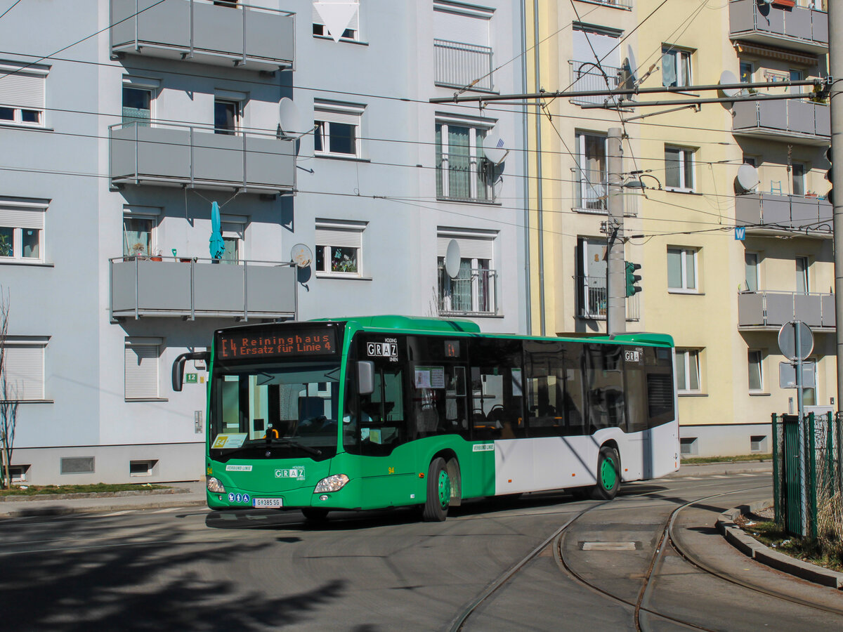 Graz. Im Spätherbst 2021 wurde die Neubaustrecke der Linie 4 nach Reininghaus eröffnet. Genau drei Monate später im Februar 2022, musste die Strecke wegen dringenden Arbeiten an der Oberleitung gesperrt werden. Wagen 94 der Graz Linien ist hier als Ersatzbus E4 in der Laudongasse zu sehen.