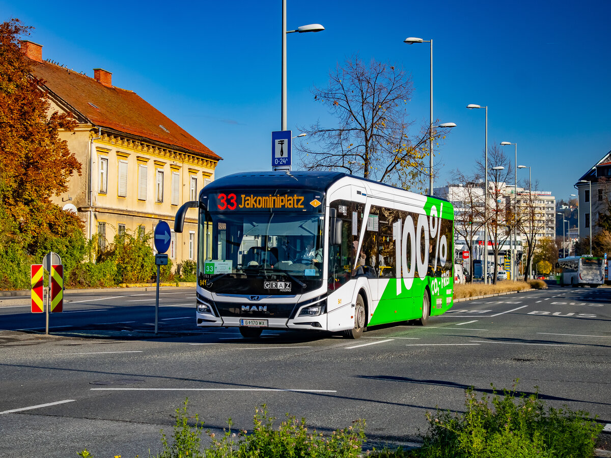 Graz. Im Zuge des Projektes  move2zero  wird die Linie 33 zwischen Opernring und Peter-Rosegger-Straße mit emmisionsarmen Bussen betrieben. Der Graz Linien Wagen 941, ein MAN Lion's City, ist hier bei Don Bosco zu sehen.