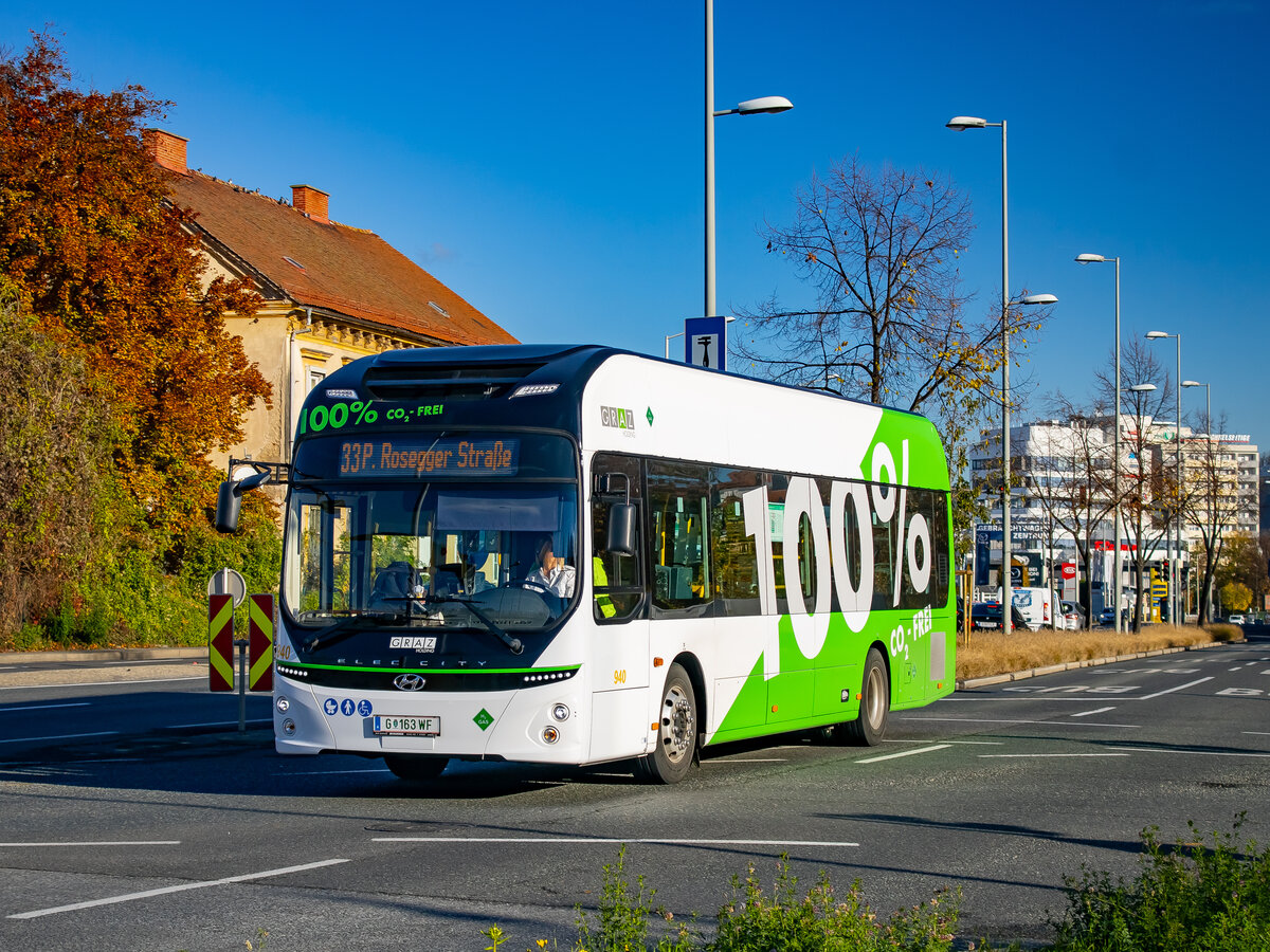 Graz. Im Zuge des Projektes  move2zero  wird die Linie 33 zwischen Opernring und Peter-Rosegger-Straße mit emmisionsarmen Bussen betrieben. Der Graz Linien Wagen 940, ein Hyundai ELEC CITY Fuel Cell, ist hier bei Don Bosco zu sehen.
