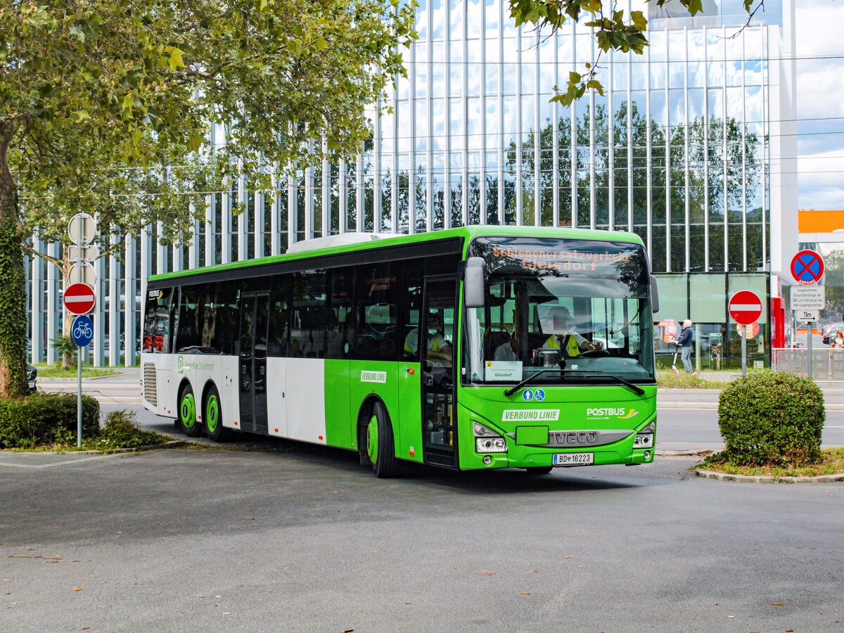 Graz. In der 1. Ferienwoche der steirischen Sommerferien 2022 wurden entlang der Steirischen Ostbahn die Schwellen getauscht. Aus diesem Grund wurde ein Ersatzverkehr eingerichtet, der sehr giftgrün-lastig war. Der Postbus BD 16223 fährt hier als ES3 in den Grazer Ostbahnhof ein.