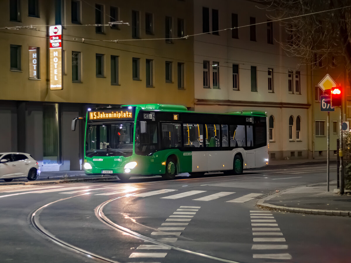 Graz. In der Nacht auf den 19.11.2ß023, ist hier Wagen 108 der Graz Linien als Nachtbus N5 am Jakominigürtel zu sehen.