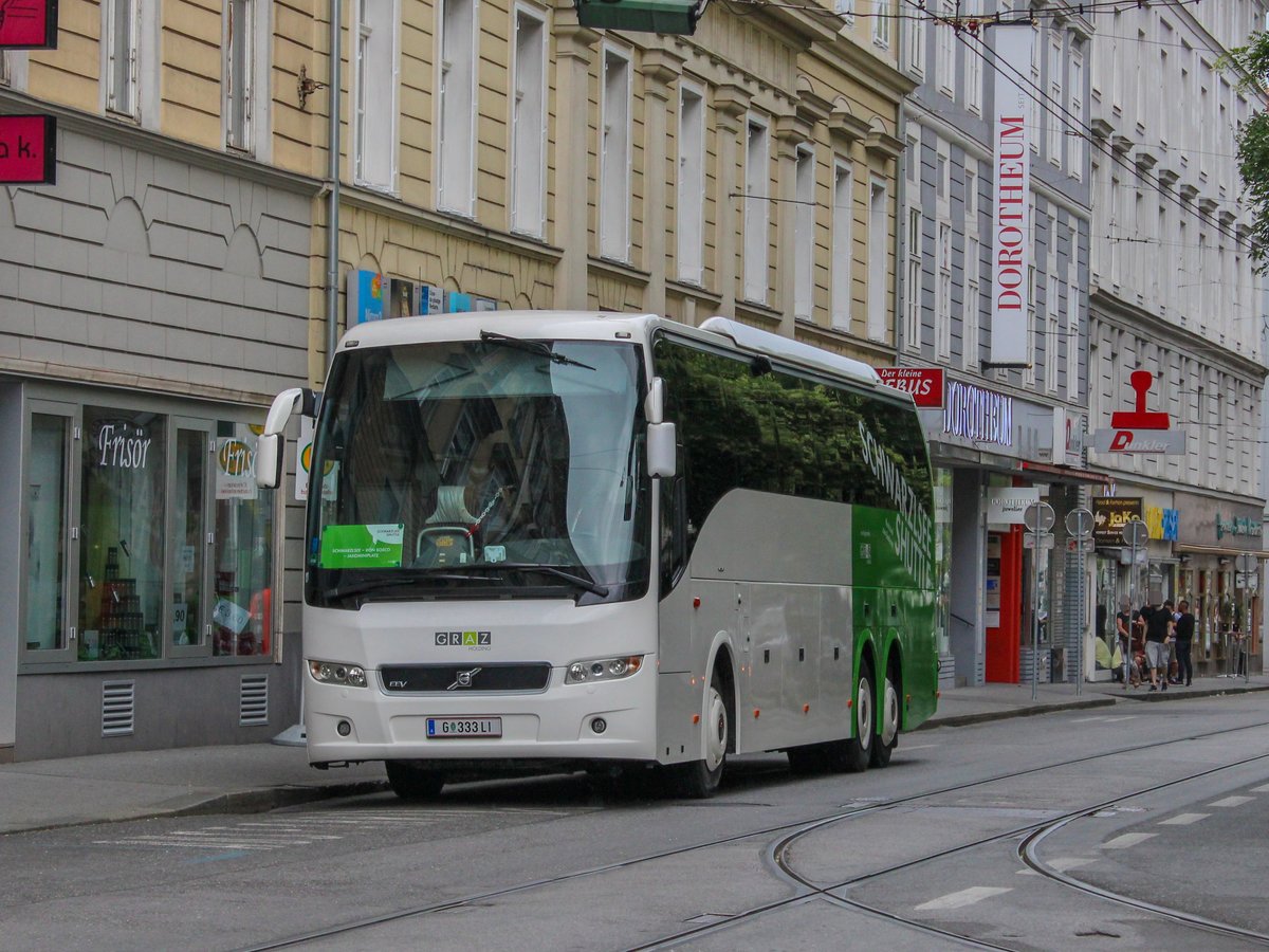 Graz. In den Sommerferien bietet die Holding Graz einen kostenlosen Shuttleverkehr vom Jakominiplatz zum Schwarzlsee. Ein Volvo 9700 der Graz Linien wartet hier auf die Abfahrt am Jakominiplatz.