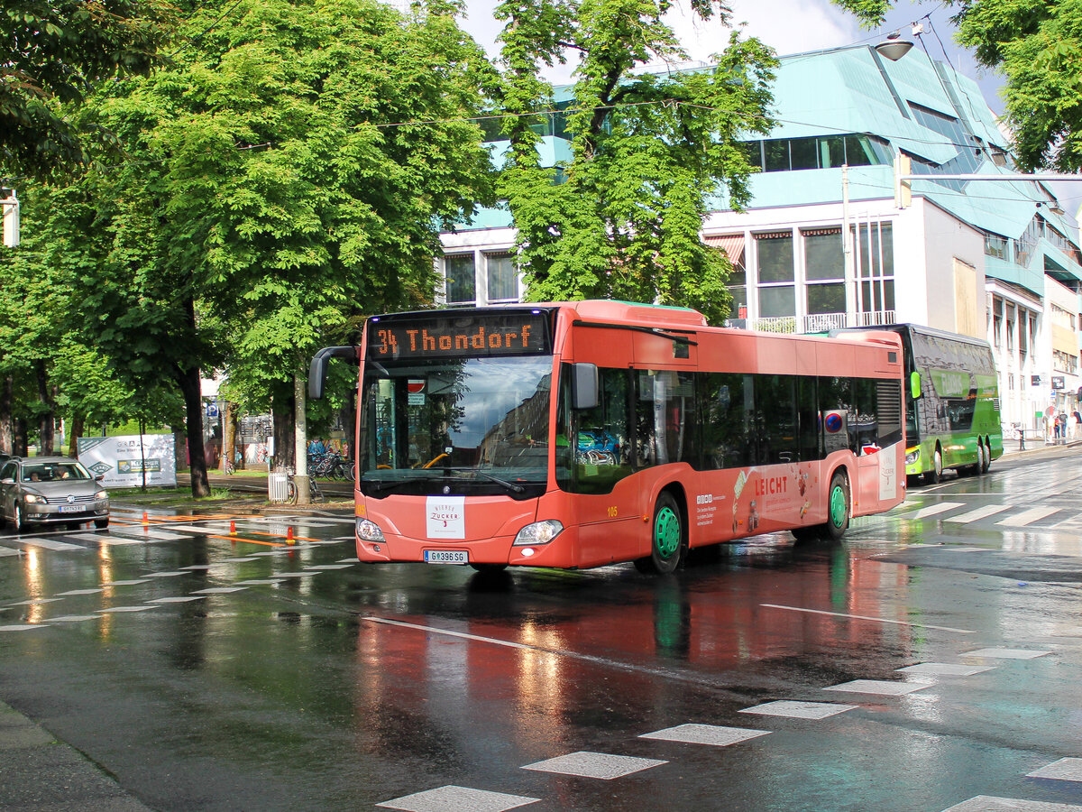 Graz. Kurz nach einem heftigen Regenschauer am 04.06.2023, fährt der Wagen 105 der Graz Linien als Linie 34 nach Thondorf, hier bei der Haltestelle Opernring.