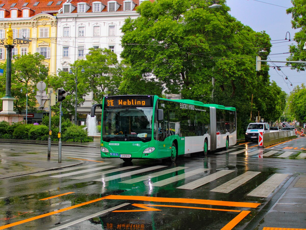 Graz. Kurz nach einem heftigen Regenschauer am 04.06.2023, fährt der Wagen 198 der Graz Linien als Linie 31E nach Webling, hier bei der Haltestelle Opernring.