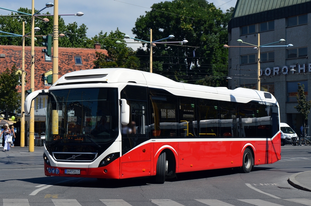 Graz Matzer Volvo 7900 Hybrid (ex Wiener Linien) als Linie 510 am Jakominiplatz, 03.08.2016