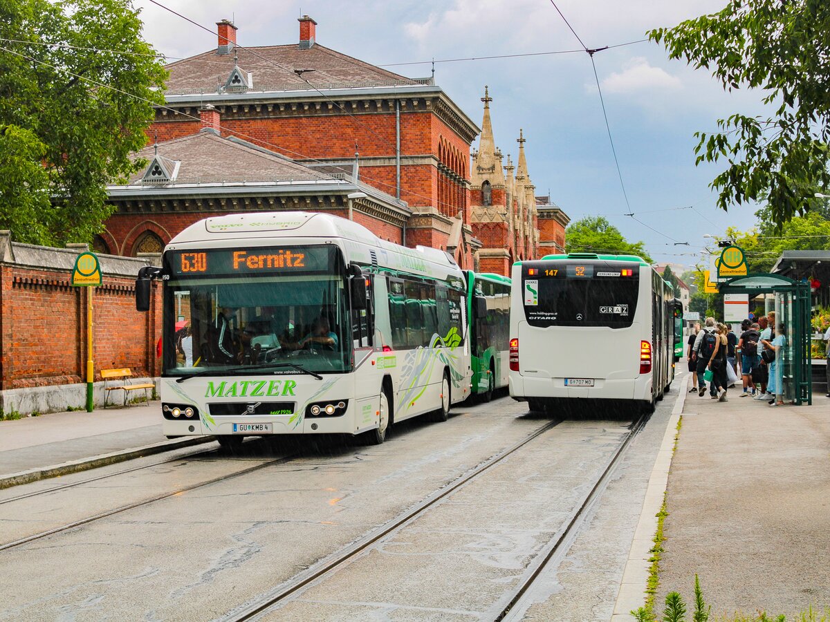 Graz. Matzer Wagen 4 steht hier am 13.04.2023 als Linie 630 nach Fernitz am Grazer Zentralfriedhof.