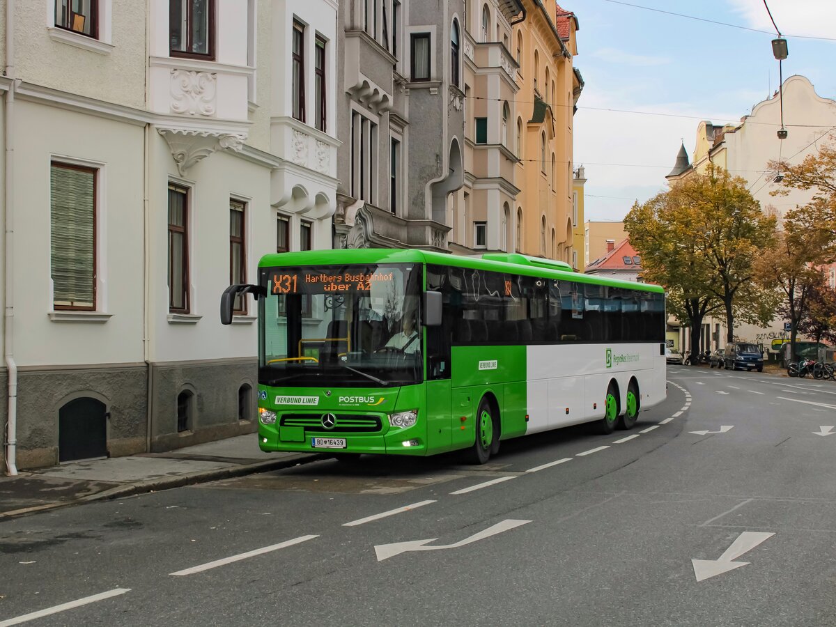 Graz. Mit Schulbeginn 2021, wurden in Graz einige Regionalbus-Korridore neu ausgeschrieben. Im Zuge dessen wurden auch neue Busse bestellt, diese trafen allerdings erst über ein Jahr später in Österreich ein. Bei den neuen Bussen handelt es sich um Mercedes-Benz NEW Intouro Facelift in der dreiachsigen Variante. Diese werden nun auf Schnellbuslinien eingesetzt, wie etwa am 24.10.2022 auf der Schnellbuslinie X31 nach Hartberg. Der BD 16439 steht hier am Dietrichsteinplatz und wird in wenigen Sekunden in die Oststeiermark aufbrechen.