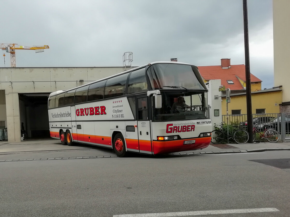 Graz. Mit Schulbeginn im Jahr 2021, verlor die Firma Gruber ihre gesamten Bus-Leistungen im Raum Graz. Am 10.5.2019, als das Unternehmen noch fleißig in Graz unterwegs war, konnte ich einen Neoplan Cityliner in der Rankengasse fotografieren.